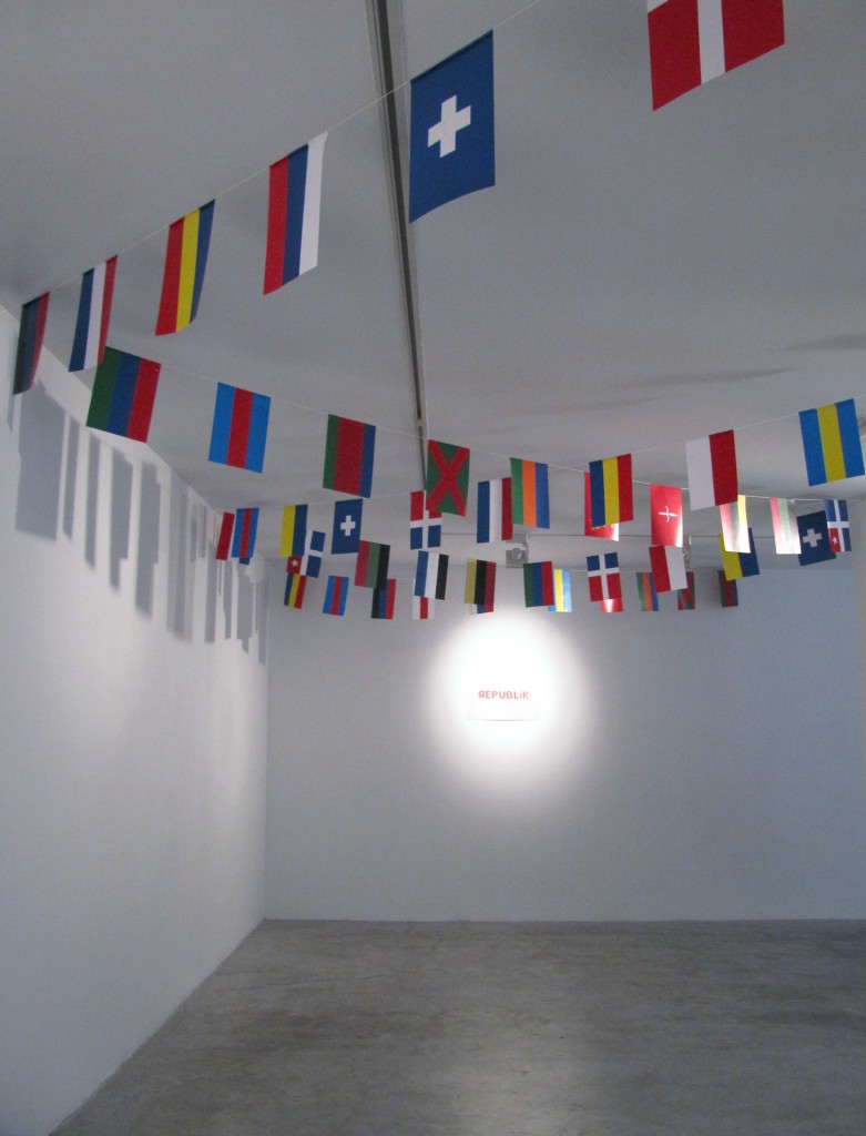 Cientos de banderas. Instalación formada por banderas de países del continente europeo desaparecidos. Medidas variables, 2014.